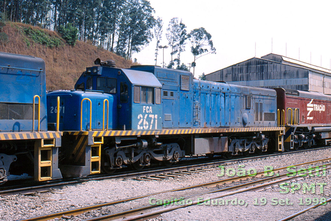 Locomotiva U20C "Namibiana" nº 2671 em Capitão Eduardo (MG) em Setembro de 1998