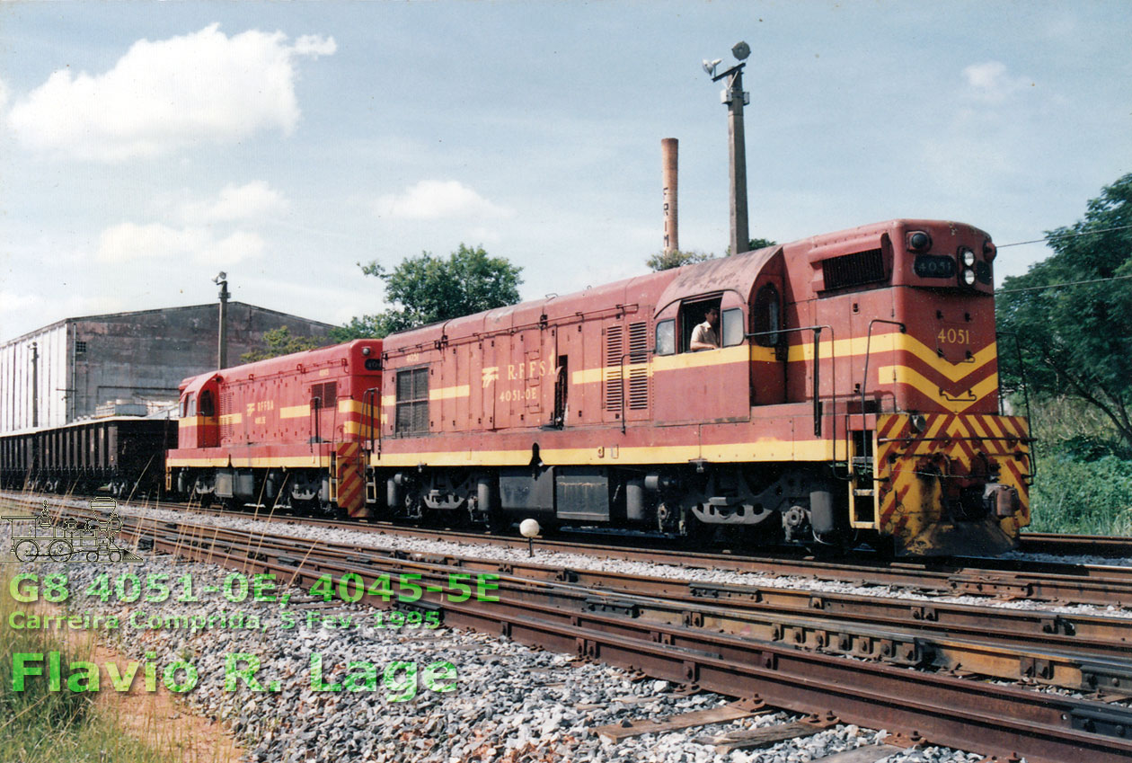 Locomotivas G8 (BB) nº 4051-0E e 4045-5E da SR2 RFFSA em Carreira Comprida (MG), em 5 Fev. 1995