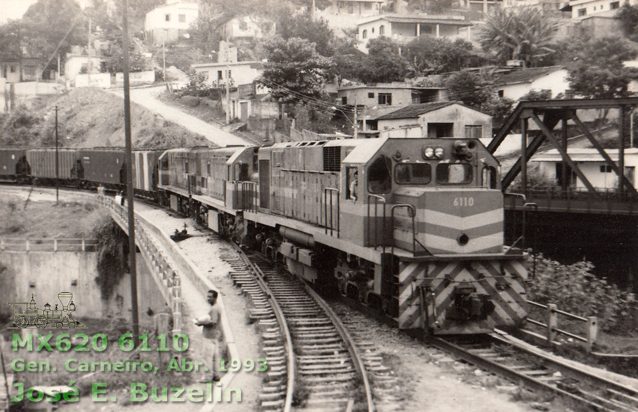 Locomotiva MX620 n° 6110 SR2 RFFSA liderando duas U20C em General Carneiro, Grande BH, em Abril 1993, com um um trem de vagões hopper HFO e HFE da EF Vitória a Minas