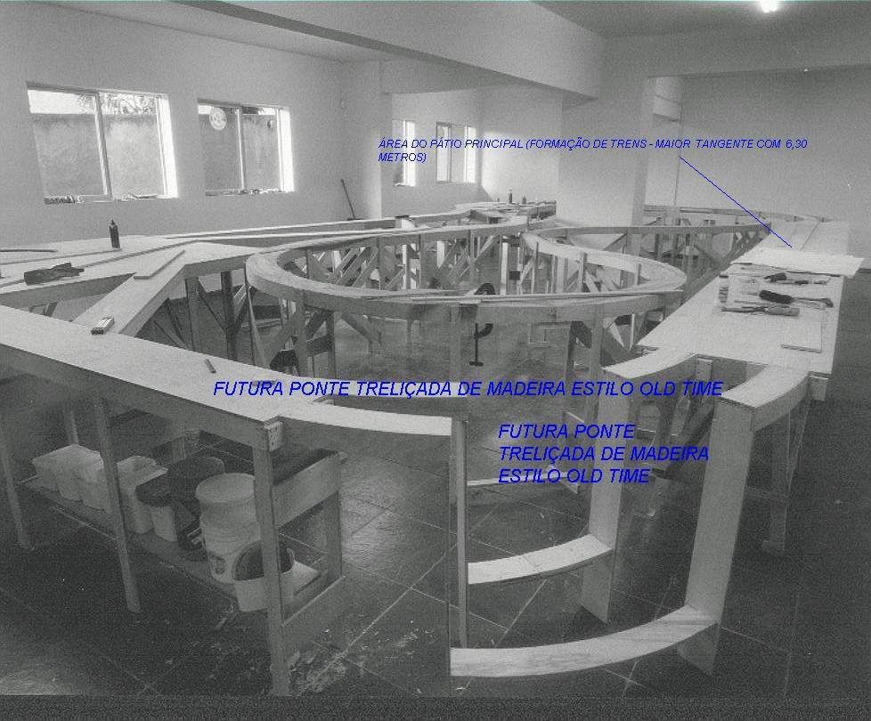 Foto da estrutura da maquete da SMMF em construção, por Paulo Arumaá