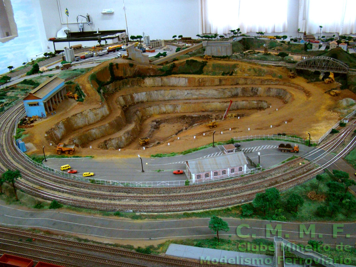 Vista da mina de ferro, em meio aos trilhos da maquete do Clube Mineiro de Modelismo Ferroviário