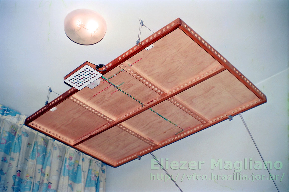 Vista inferior da maquete suspensa no teto, com as ligações elétricas dos trilhos e desvios