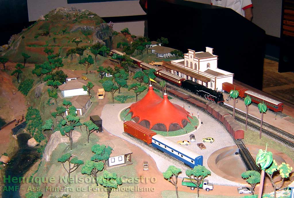 Maquete do Trem da Vale, com o girador de locomotiva e a estação ferroviária de Ouro Preto