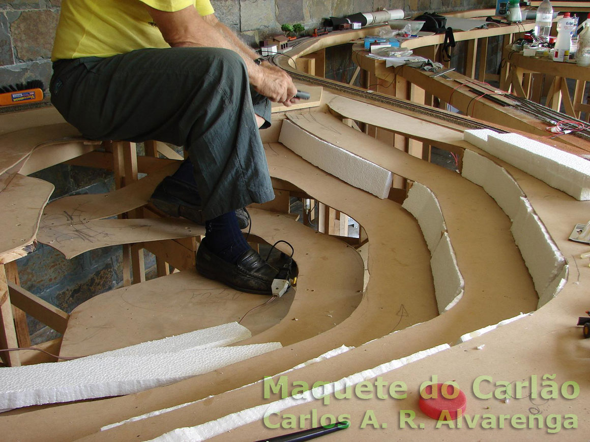 José Ramiro instalado sobre a estrutura de madeira para poder trabalhar nos detalhes da maquete