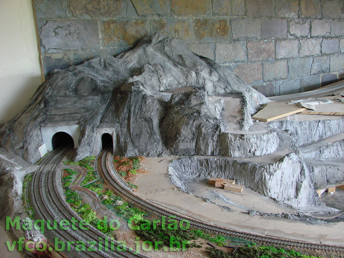 Pedaços de isopor formam os "degraus" cortados na montanha acima do túnel, uma precaução contra o deslizamento de materiais soltos (terra, saibro) nas ferrovias