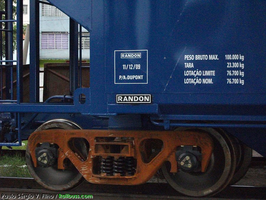 Detalhes do truque e inscrições dos vagões, na passagem dos trilhos por Sorocaba