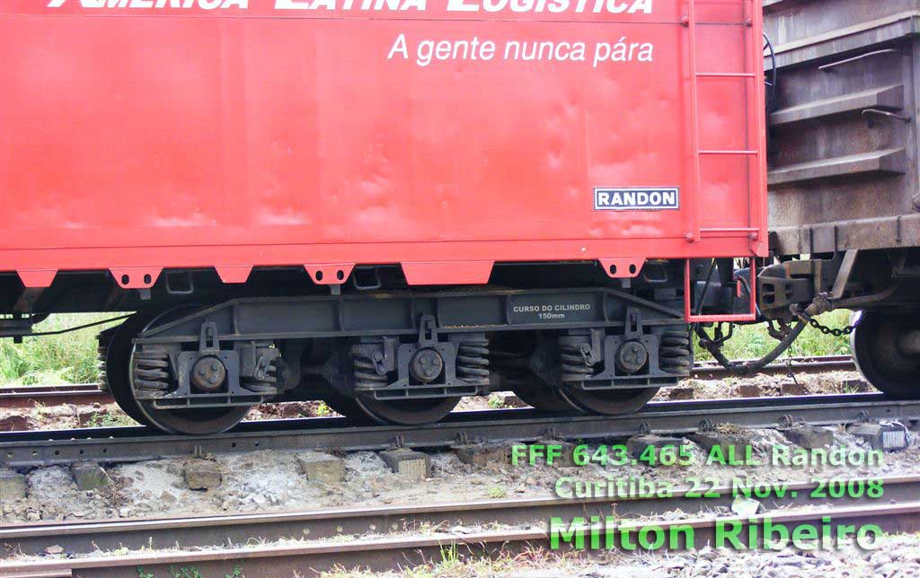 Detalhe do truque de 3 eixos do Vagão FFF-643.465-7, construído pela Randon para a ferrovia ALL - América Latina Logística, fotografado por Milton Ribeiro