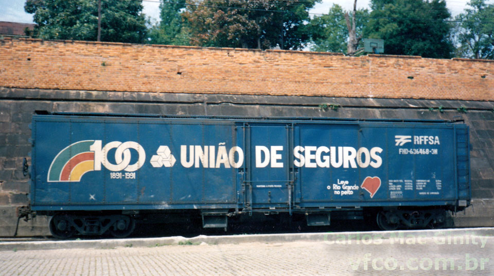 Vagão FHD-636.468-3N da RFFSA - Rede Ferroviária Federal com pintura-propaganda do centenário da Cia. de Seguros